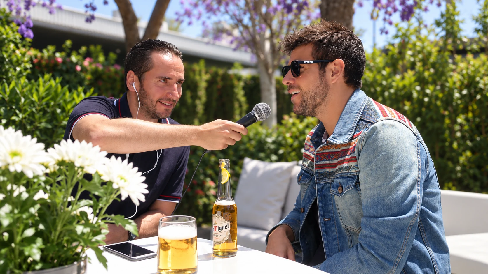 Daniel Domínguez realizando una entrevista al aire libre